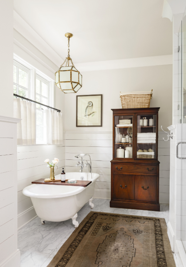 Kamar mandi dengan bathtub bergaya clawfoot